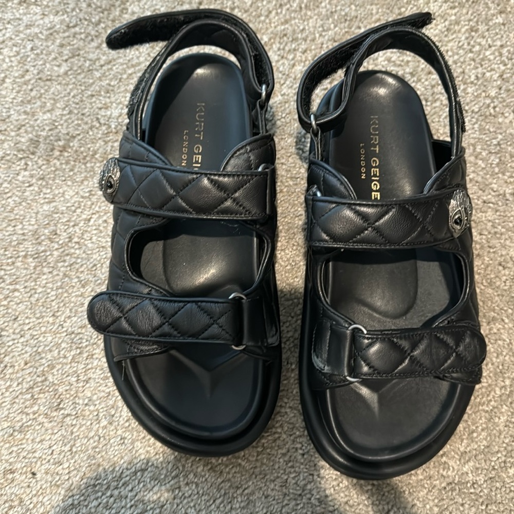 Black sandals with platform